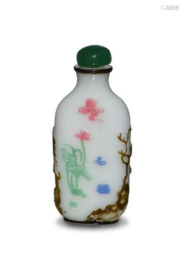 Chinese Peking Glass Lotus Snuff Bottle, 19th Century十九世紀 五色套料荷塘泛舟鼻煙壺