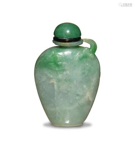 Jadeite Snuff Bottle with Carving of Bats, 19th Century十九世紀 翡翠雕蝙蝠鼻煙壺