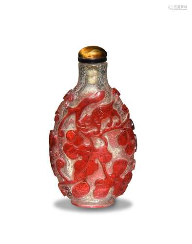 Chinese Peking Glass Snuff Bottle, 19th Century十九世紀 料套紅松鼠葡萄紋鼻煙壺