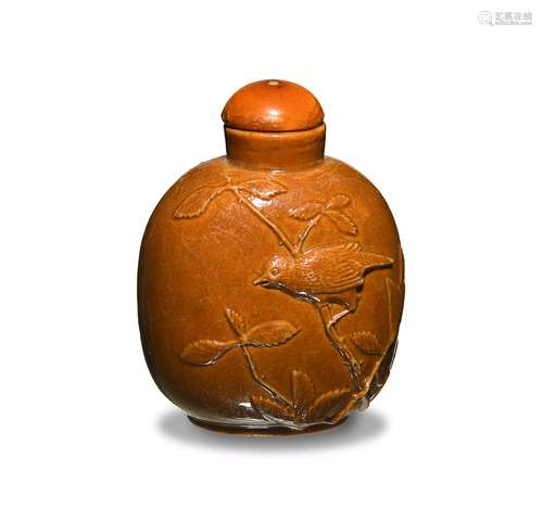 Chinese Carved Porcelain Snuff Bottle, 19th Century十九世紀 雕瓷鼻煙壺