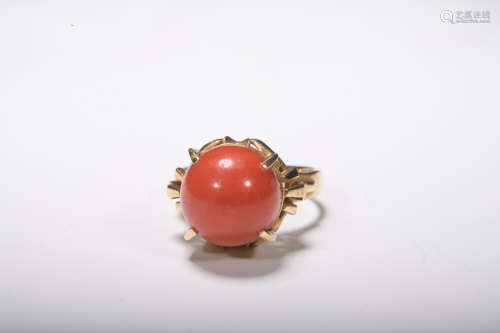 A 18K gold coral ring
