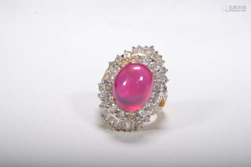 A 18K gold ring inlaid with coral and diamonds
