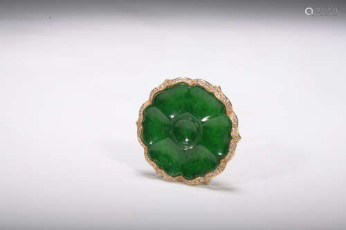 A 18K gold ring inlaid with jadeite