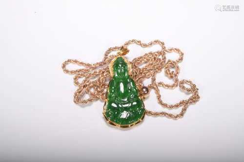 A 18K gold pendant inlaid with jadeite