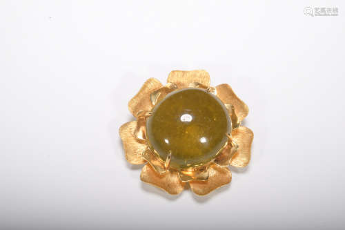 A 18K gold brooch inlaid with crystal
