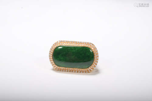 A 18K gold jadeite ring