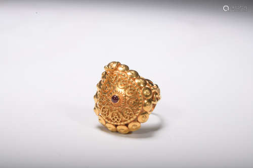 A 18K gold ring