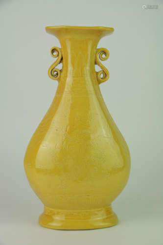 Ming dynasty yellow glaze bottle with dragon pattern