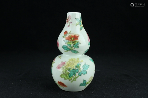 Chinese Porcelain Famille Rose Gourd Vase