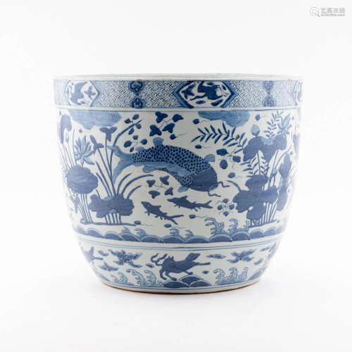 MING BLUE AND WHITE FISH POT