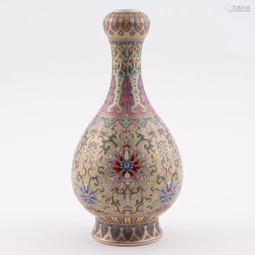 QIANLONG FAMILLE ROSE GARLIC VASE