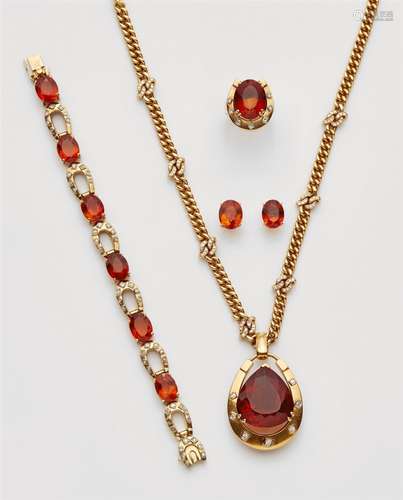 An 18k gold and Madeira citrine parureEquestrian style parure with horseshoe motifs, comprising a