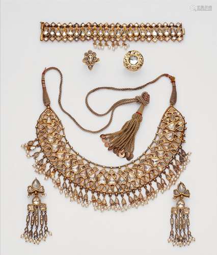 An Indian “Kundan” garniture21 kt Gold; Metall, vergoldet; gefüllt. 18 kt Gelbgold (Clips der