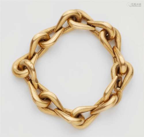 An 18k gold braceletChain bracelet with finely engraved decor. Hallmarks: Fineness 750/18K, ID mark.