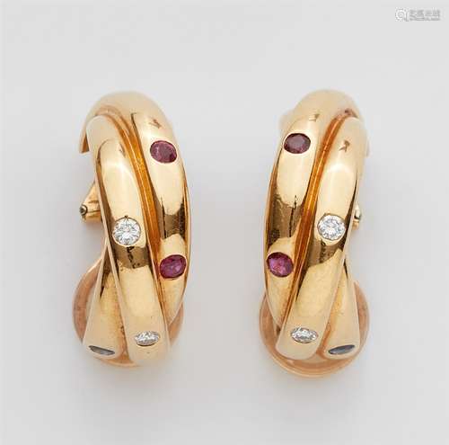 A pair of 18k gold and coloured gemstone trinity clip earrings18 kt Gelbgold. Trinity model. Hoop