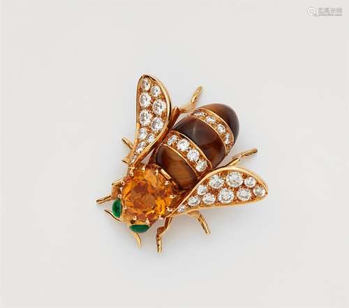 An 18k gold and cloured stone leopard clip broochNaturalistically rendered bee brooch, the body