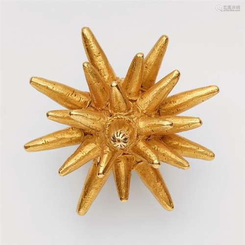 A gold Ashanti ringFine gold coloured yellow gold of c. 13 ct. The three-dimensional bezel formed as