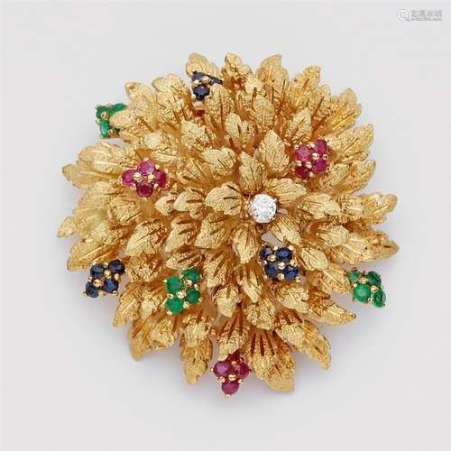 An 18k gold and coloured gemstone flower broochPlastische Chrysanthemenblüte mit fein ziselierten