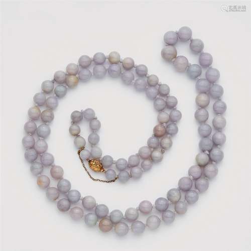 An 18k gold and lavender jade sautoirDesigned as a long chain of 109 greyish-violet lavender jade