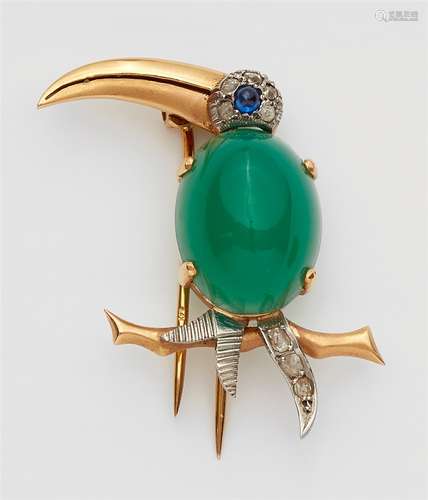 An 18k gold and chrysoprase toucan clip broochBrooch formed as a toucan bird set with a