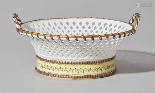 A round Sèvres porcelain basket from the “Jardin du Roy” serviceWeichporzellan, narzissengelber Fond