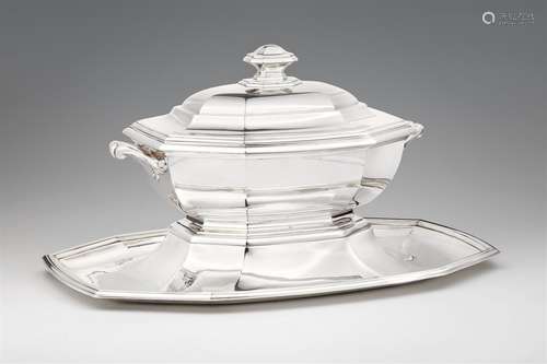 A large Art Deco silver tureen and standOctagonal tureen with two handles on a large, raised