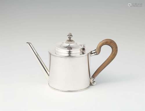 A Hague silver teapotCylindrical corpus with hinged lid and wooden handle. H 14.5 cm, weight 634 g.