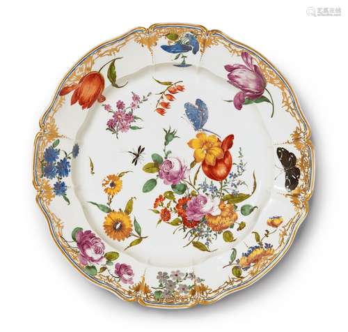 A magnificent platter related to the court serviceScalloped platter with thick, moulded rim. Painted