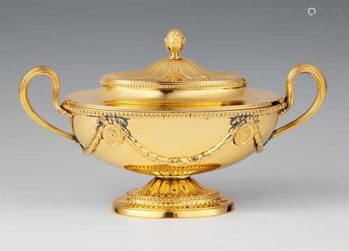 A small George II silver tureenSilver-gilt tureen and cover with fluted décor and moulded handles,