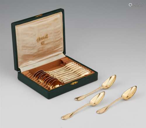 12 Parisian vermeil spoonsSilver gilt spoons with threaded décor. L 14.4 cm, total weight 250 g.