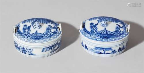 A pair of Meissen porcelain butter dishes with chinoiserie decorWith original covers. Decorated with