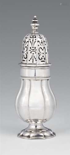 A Celle silver sugar casterSilver. Pear-form caster on a square foot. Engraved on the display side