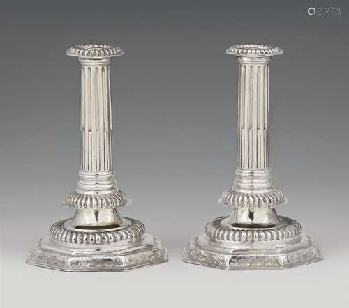 A pair of William & Mary silver candlesticksSilber. Fluted shafts with small drip pans issuing