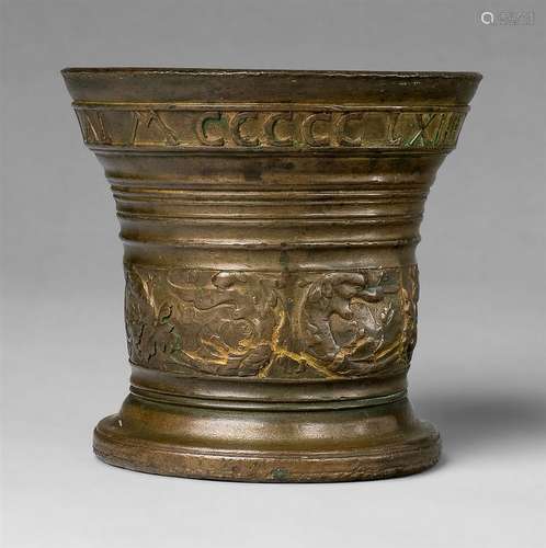 A Westphalian mortar with arabesque decorCast bronze with golden brown patina. Of cylindrical form