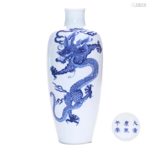 A Chinese Dragon Pattern Blue and White Porcelain Vase