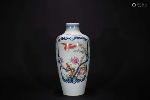 A Chinese Famille Rose Porcelain Flower&Bird Pattern
Vase