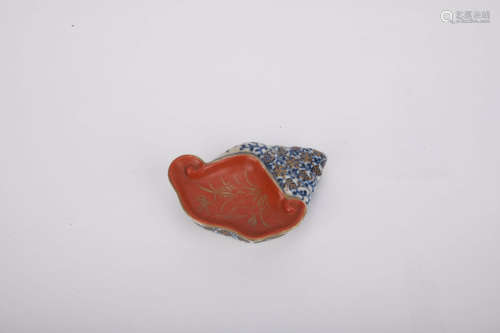 A Chinese blue and white flower iron red glaze gilted conch-shaped pen licking
