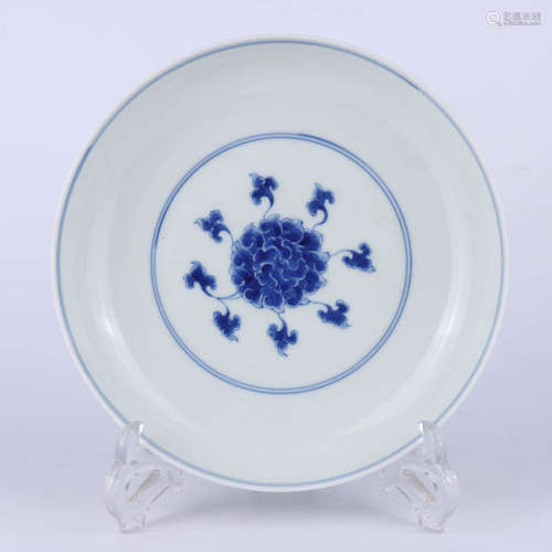 A Chinese blue and white floral porcelain dish