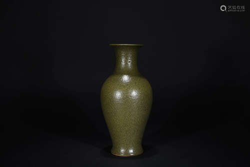 A Chinese Dark Green Glazed Porcelain Vase