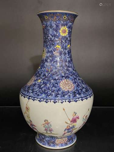 A Chinese Blue and White Pattern Famille Rose Porcelain Vase