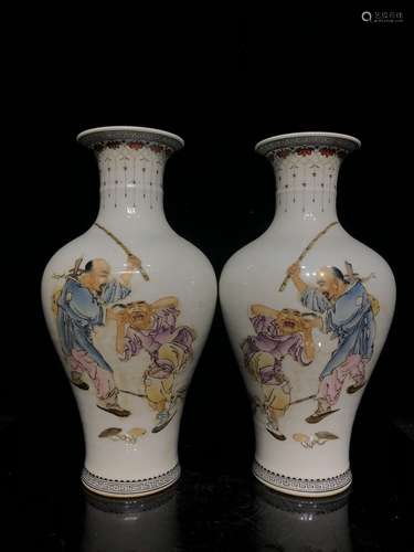 A Pair of Chinese Famille Rose Porcelain Vases