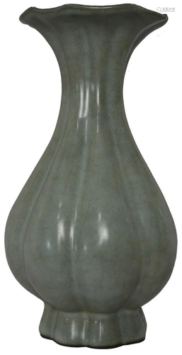 Chinese Guan-Type Lobed Yuhuchuan Vase