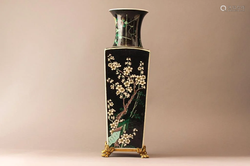 A Chinese square porcelain vase