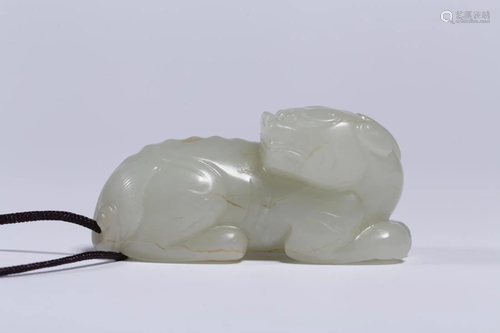 WHITE JADE CARVING OF 'PIXIU' BEAS…