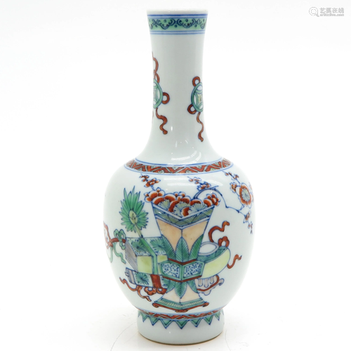 A Wucai Decor Vase