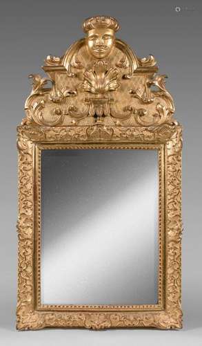 Bevelled mirror in a gilded wooden frame with a pe…