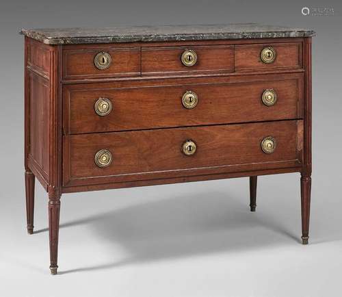 Moulded mahogany chest of drawers opening five dra…