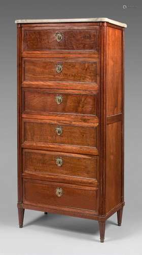 Moulded mahogany chest of drawers with six drawers…