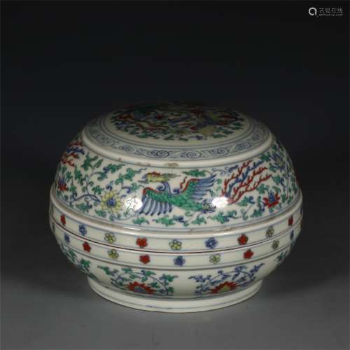 A Chinese Dou-Cai Glazed Porcelain Box with Cover