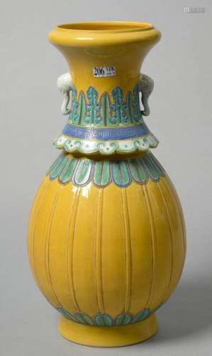 Vase pansu en porcelaine jaune de Chine à décor vé…